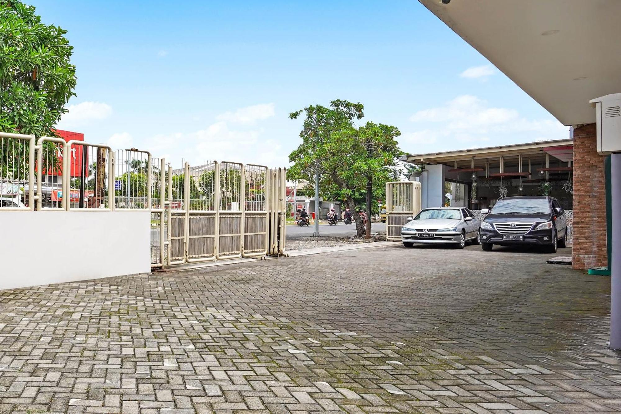 Capital O 90888 Bintang Diponggo Residence Σουραμπάγια Εξωτερικό φωτογραφία