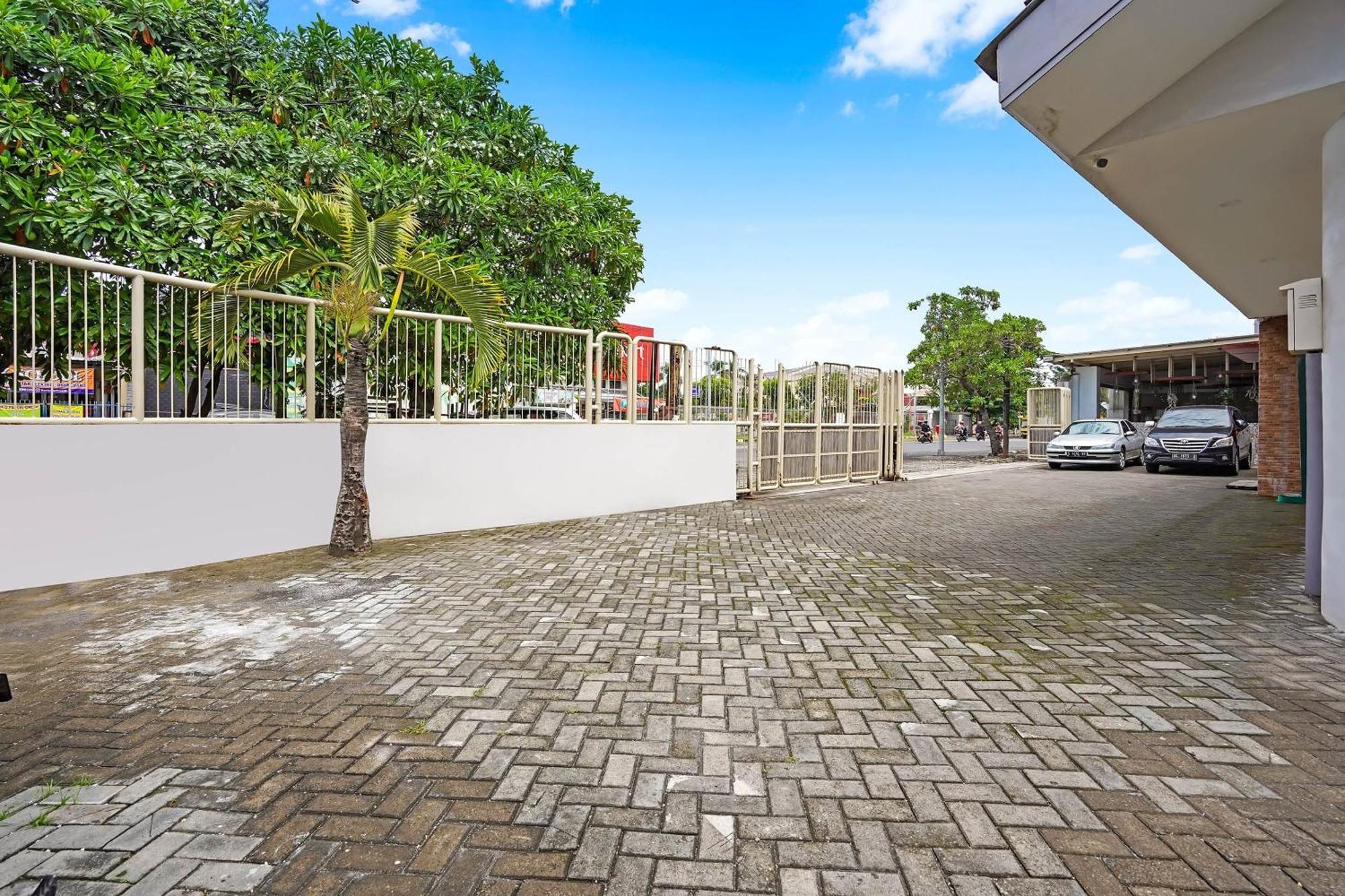 Capital O 90888 Bintang Diponggo Residence Σουραμπάγια Εξωτερικό φωτογραφία